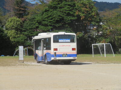 校庭にバス