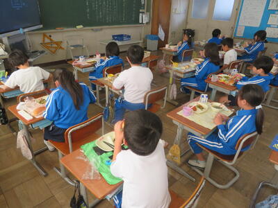 給食は前向きで