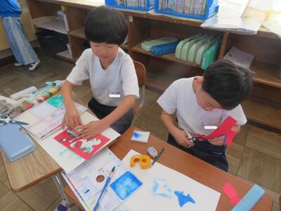 切って、色を塗って