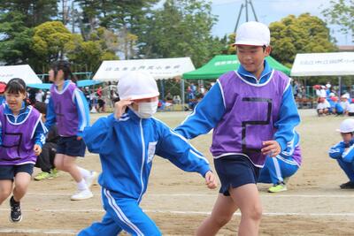 係に連れられて、賞状を受け取りに行っています